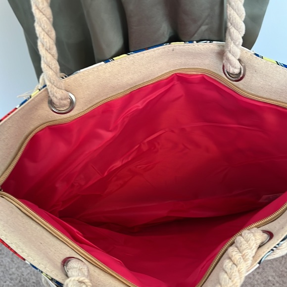 🎉HP🎉Fancy Cat Printed Tote with Matching Wristlet - Picture 6 of 14